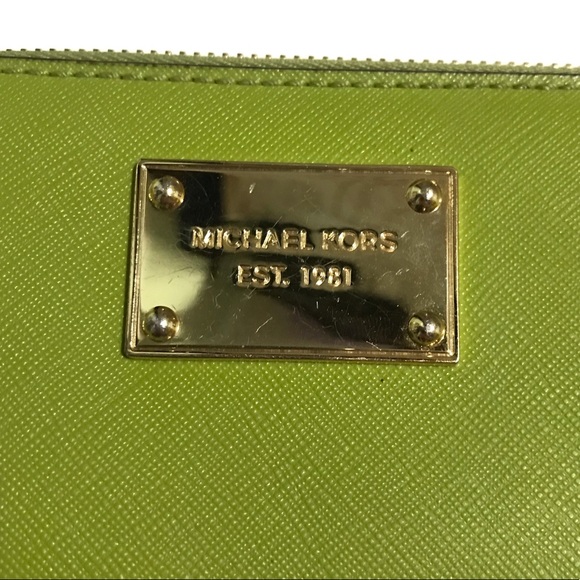 Green Michael Kors credit card wristlet - Picture 11 of 11